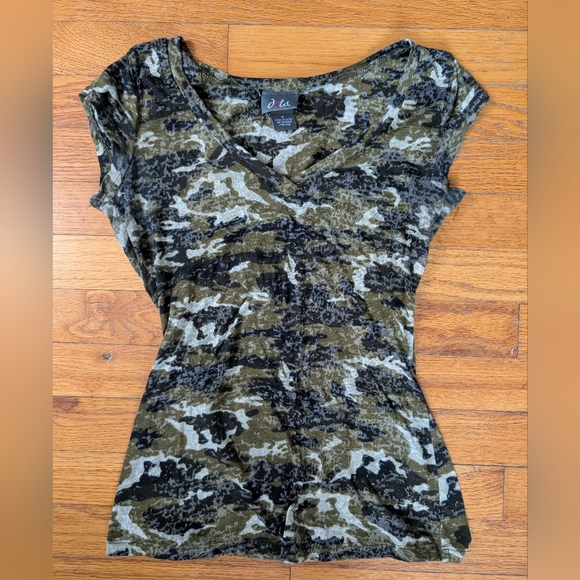 V Neck Camo T-shirt! - Picture 1 of 3
